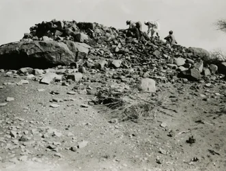 Ruínas na região de Goz Regeb, Sudão, fotografia de Ugo Monneret de Villard, ca. 1925