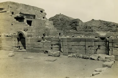 Ruínas da igreja copta perto do templo de Hathor, Dendera, Egito, fotografia de Ugo Monneret de Villard