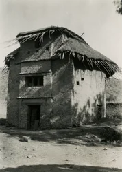 Cabana quadrada com telhado de colmo, Axum, Etiópia, fotografia de Ugo Monneret de Villard
