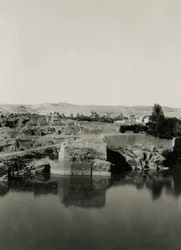 Ruínas do templo na ilha de Elefantina, com o banho de Cleópatra em primeiro plano, Assuão, Egito, fotografia de Ugo Monneret de Villard