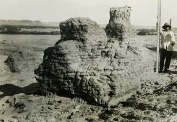 Túmulo na necrópole, Qasr Ibrim, Egito, fotografia de Ugo Monneret de Villard