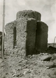 Túmulo na necrópole do norte, Qasr Ibrim, Egito, fotografia de Ugo Monneret de Villard