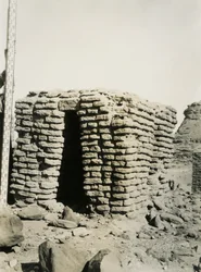 Túmulo na necrópole do norte, Qasr Ibrim, Egito, fotografia de Ugo Monneret de Villard