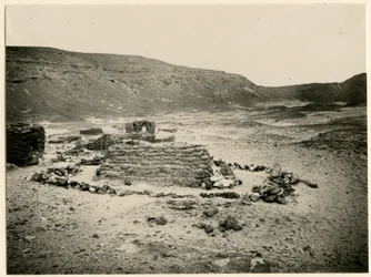 Túmulo na necrópole do sul, Qasr Ibrim, Egito, fotografia de Ugo Monneret de Villard