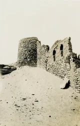 Torre do Mosteiro de São Simeão, Assuão, Egito, fotografia de Ugo Monneret de Villard