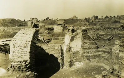 Edifício trilobado, al-Fustat, Egito, fotografia de Ugo Monneret de Villard