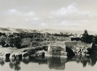 Vista da ilha de Elefantina com o Nilo, Egito, fotografia de Ugo Monneret de Villard