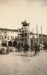 O monumento equestre "Gattamelata", em restauração, em Pádua, durante a Primeira Guerra Mundial