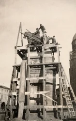 O monumento equestre "Gattamelata" em restauração em Pádua durante a Primeira Guerra Mundial