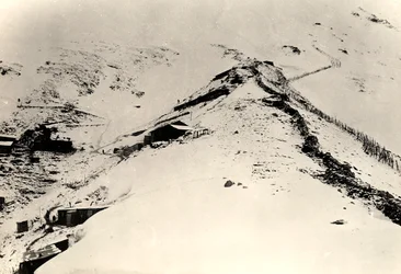 Trincheiras e cercas nas encostas do Monte Nero durante a Primeira Guerra Mundial