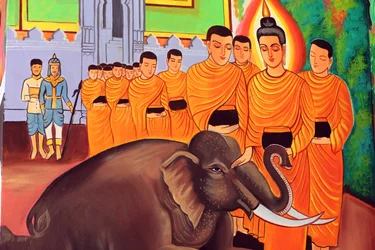 20151029, Vientiane, Laos : Wat Si Muang ( Simuong) templo budista. Pintura retratando a história de vida de Shakyamuni Buda. Um elefante selvagem domesticado pela bondade amorosa.