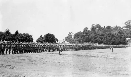 Regimento do 5º Batalhão East Surrey em desfile, Chakrata, 1917
