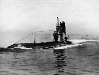 Um submarino britânico correndo na superfície da água, 1914
