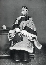 Uma senhora chinesa de alta patente em traje completo, 1902