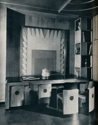 Uma mesa de conferência e cadeiras para um escritório particular. Desenhado por Joseph Sinel, 1930
