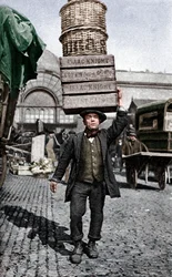Porteiro do mercado de Covent Garden, Londres, c1922.
