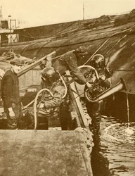Um mergulhador com eufônio e espadas do alemão Kaiser afundou em Scapa, c1930.