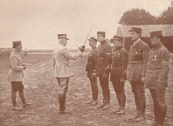 Um general francês que confere decorações aos aviadores, c1918 1919