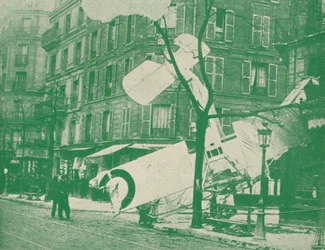 Um avião francês desce em uma rua de Paris, c1917 1919