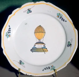 Uma placa de faiança francesa representando a viagem de balão de Jean-Pierre Blanchards