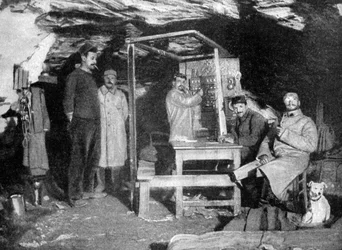 Um posto telefônico francês em uma caverna, França, Primeira Guerra Mundial, 1915
