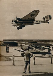 Um avião Junkers alemão chegando no aeroporto de Croydon, c1934 c1937