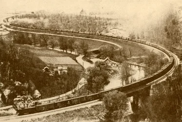 Um trem gigantesco de mercadorias de cinquenta e quatro vans puxadas por um motor, Chicago e North West Railway, 193