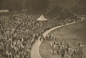 Um vislumbre de uma das festas anuais reais do jardim, entre os gramados de madeira do Palácio de Buckingham,