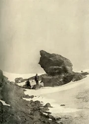 Um grande Kenyte Boulder perto dos aposentos de inverno, c1908, 1909.