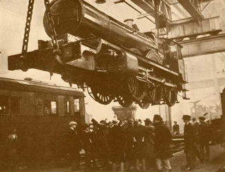 Um cavaleiro de Great Western montado para a inspeção de meninos de escolas públicas que visitam Swindon, c1930.