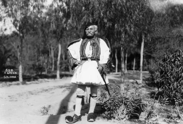 Um soldado grego em uniforme tradicional, c1920s-c1930s