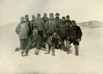 Um grupo do partido da costa nos quartos de inverno, c1908, 1909.