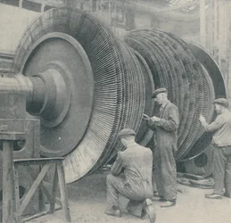 Um rotor de várias pás para uma das turbinas de baixa pressão Queen Marys, 1937