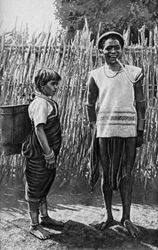 Um casal Moi dentro da paliçada da vila, África, 1922