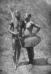 Um guerreiro Mulolo Congo e sua esposa das regiões centrais do Congo, 1902