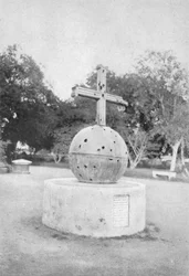 Uma relíquia do motim - a cruz da igreja de Delhi, c1910.