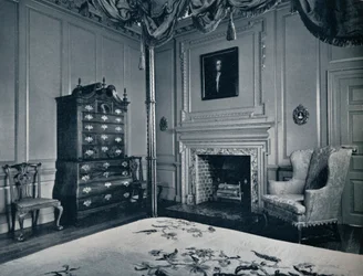 Um baú sobre o peito da Nova Inglaterra com base de Bombe em um dos quartos do palácio de Williamsburg,