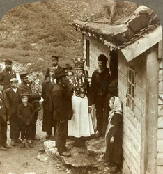 Noivos de Nordfjord com convidados e pais na porta da casa, Brigsdal, Noruega, c1905.