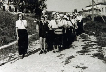 Uma unidade de pioneiros no acampamento de jovens pioneiros de toda a União Artek, Gurzuf, Crimeia, URSS, década de 1930