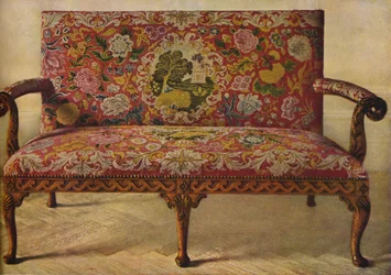 Um canapé da rainha Anne estofado em Petit Point, c1900, 1936