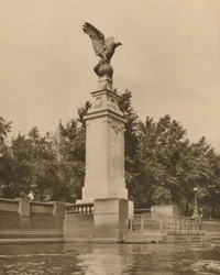 Roman Eagle apropriadamente simboliza os homens voadores da grande guerra, c1935.