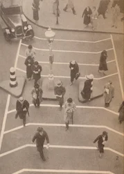 Uma pista de segurança em frente à Estação Charing Cross, c1934, 1935