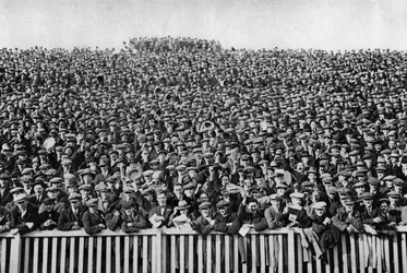 Uma multidão de futebol de inverno no sábado, Londres, 1926-1927