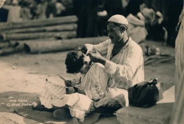 Um barbeiro de rua, Cairo, Egito, 1936