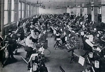 Uma visão da maior bateria de máquinas de composição do mundo, 1916