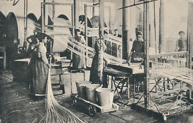 Uma fábrica de fabricação de cones de cera, 1917