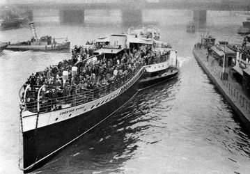 Uma multidão de feriados bancários a bordo de um navio a remo seguiu para Margate, Londres, 1926-1927