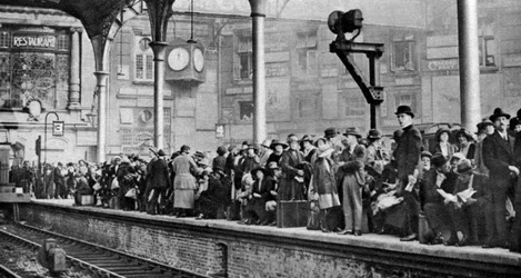 Uma multidão de feriado bancário esperando um trem para Margate, Londres, 1926-1927