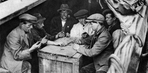Uma barcaça e seus companheiros jogam dominó no porão de um barco de canal, 1926-1927