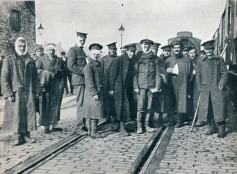Um lote de Neuve Chapelle ferido em uma estação ferroviária francesa, 1915